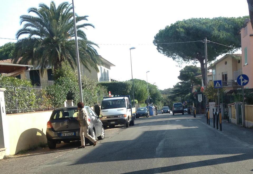 Via dei Macchiaioli in prossimità dell’incrocio con via Lungomonte 