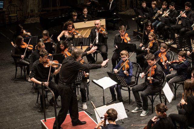 Jonathan Webb dirige la Camerata strumentale città di Prato