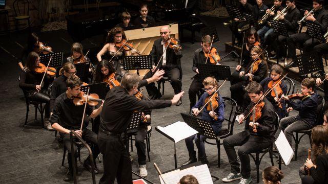 Jonathan Webb dirige la Camerata strumentale città di Prato