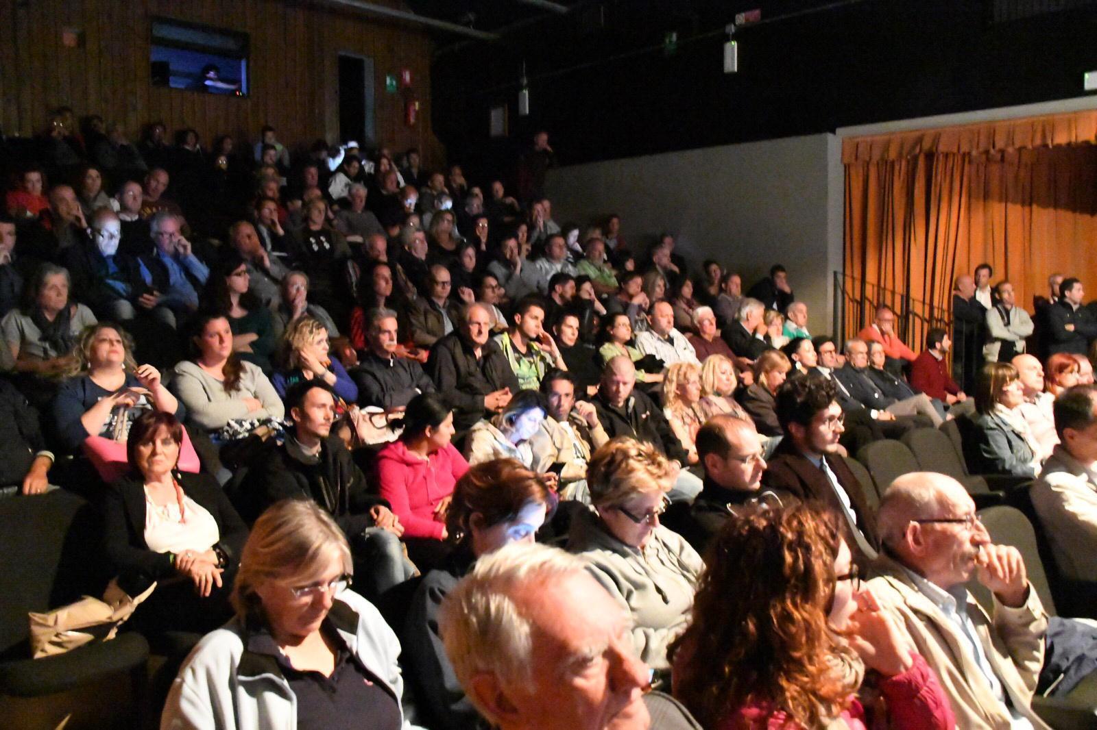 I cittadini seguono il dibattito tra i candidati