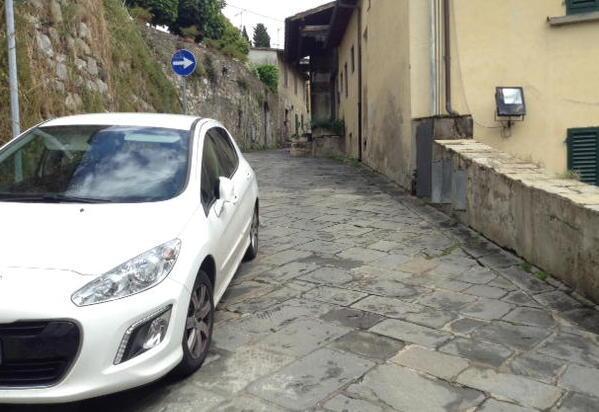 Parcheggio selvaggio nella frazione di Figline 