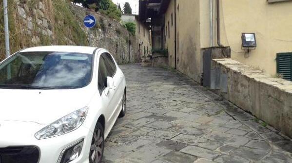 Parcheggio selvaggio nella frazione di Figline