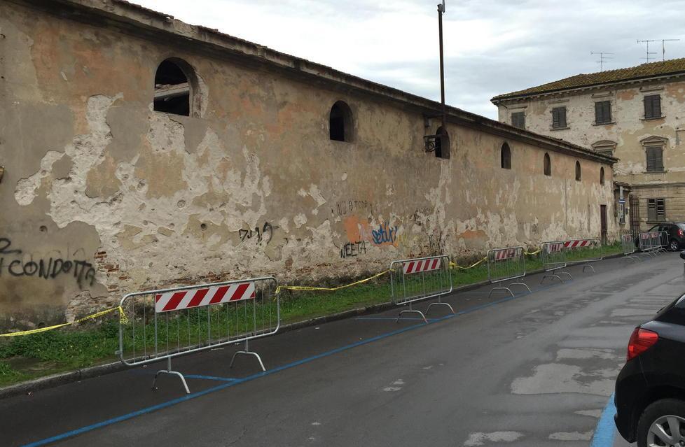 Crolla il tetto dell’ex deposito vicino al Duomo 