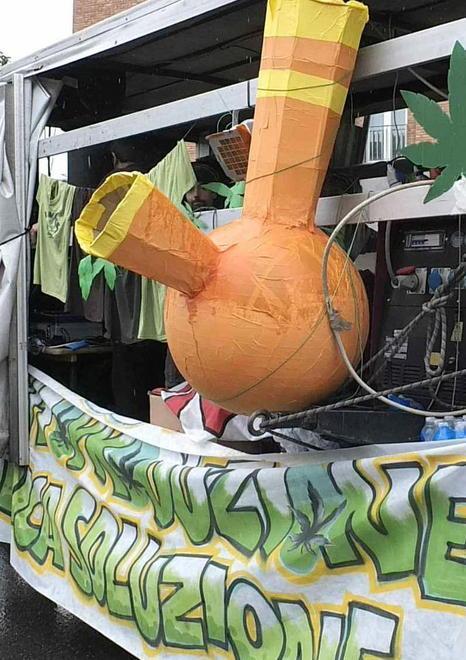 Via dai nostri giardini i bivacchi di Canapisa: quartiere in rivolta 