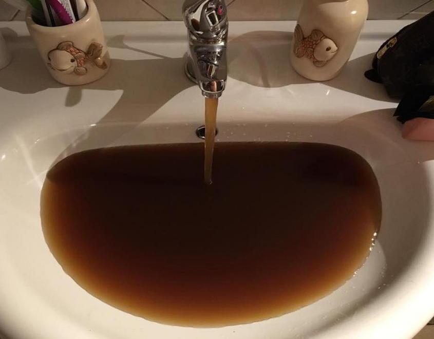Dal rubinetto del bagno esce l’acqua marrone