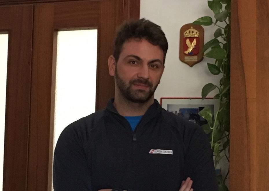 Riccardo, sottufficiale nuotatore Si getta in acqua e sfida le onde