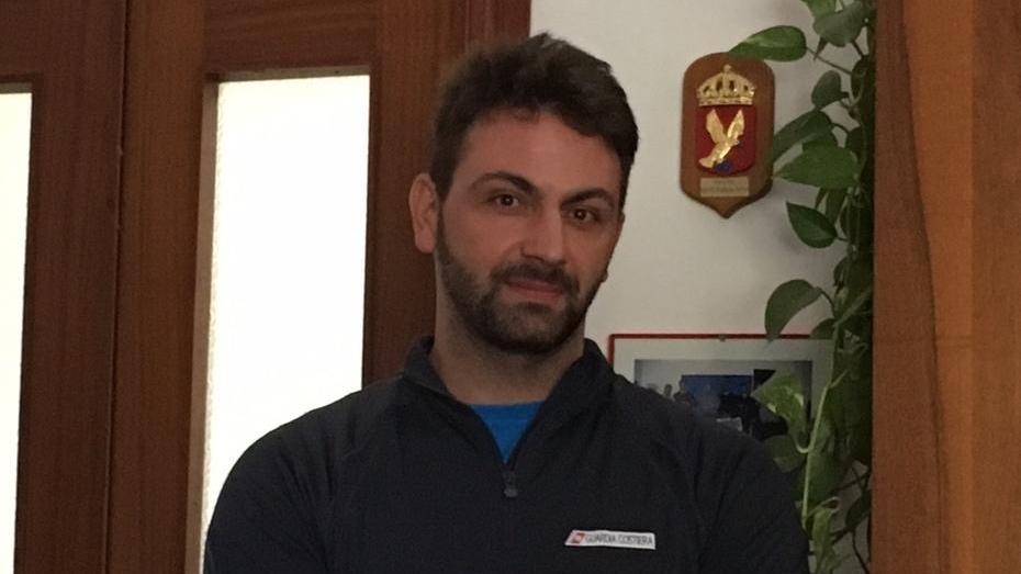 Riccardo, sottufficiale nuotatore Si getta in acqua e sfida le onde