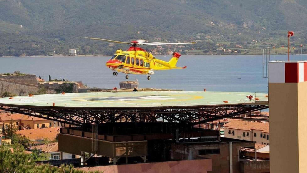 Ciclista precipita in un campo sotto la strada