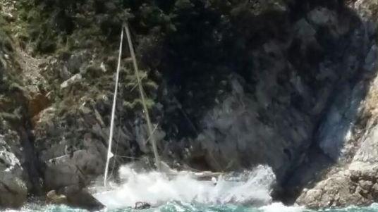 Barca alla deriva, salvato un turista