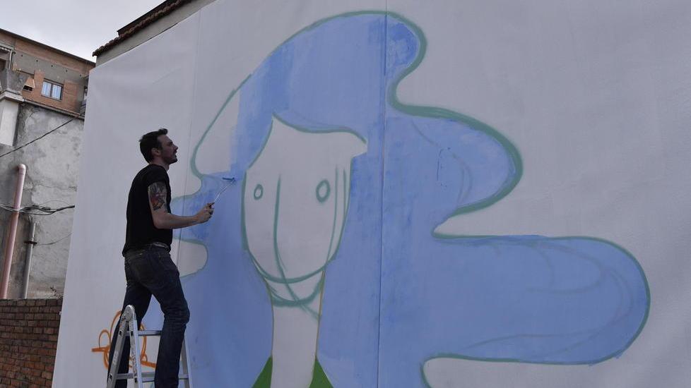 La Street Art copre il manifesto contestato