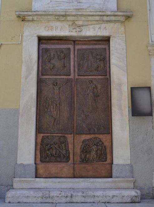 Nuovo portone in bronzo alla chiesa di Torano