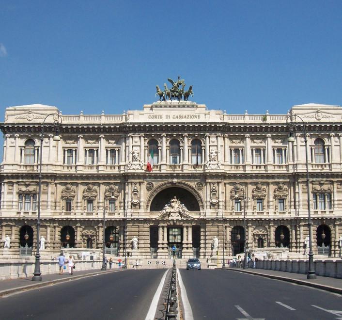 La cassazione ribadisce «Demolite case abusive»