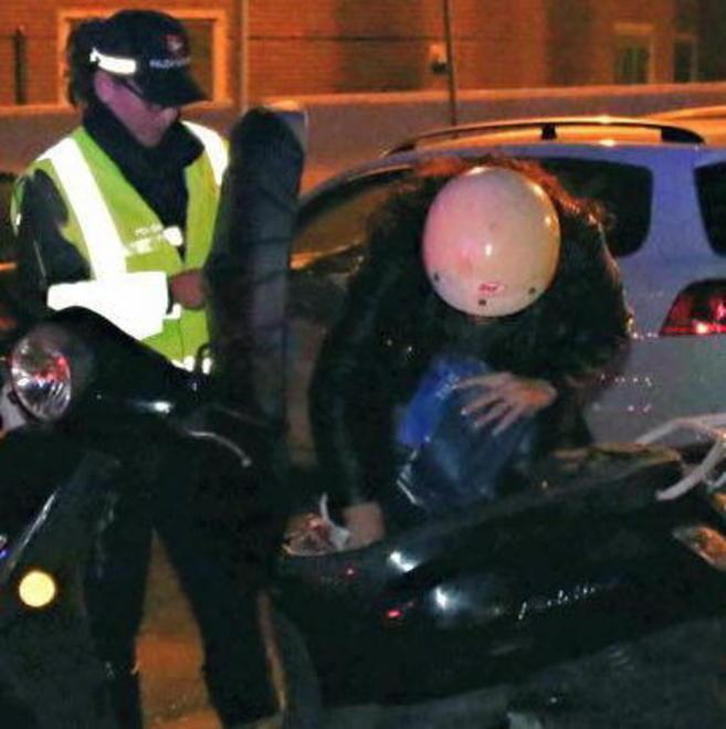 In sella a uno scooter rubato vedono i vigili e tentano la fuga: raggiunti e denunciati