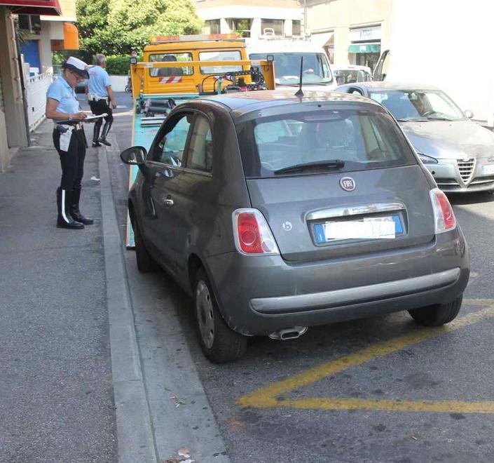 Parcheggi negli spazi dei bus: 420 rimozioni in 4 mesi