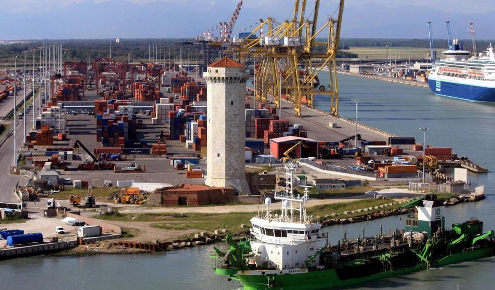 Darsena Toscana dragata attivato un altro accosto 
