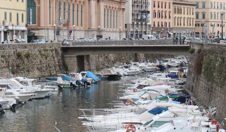 Il ponte sui Fossi fra Mercato Centrale e scuole Benci (Pentafoto)