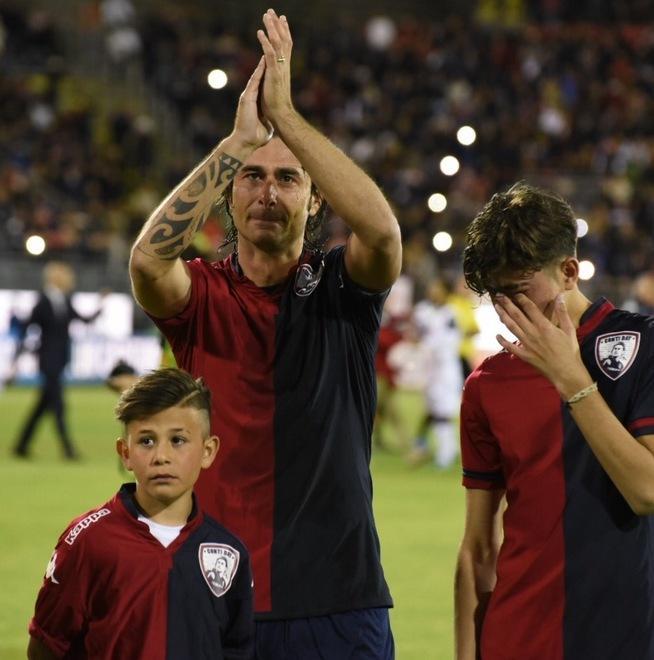 In sedicimila per salutare il capitano 