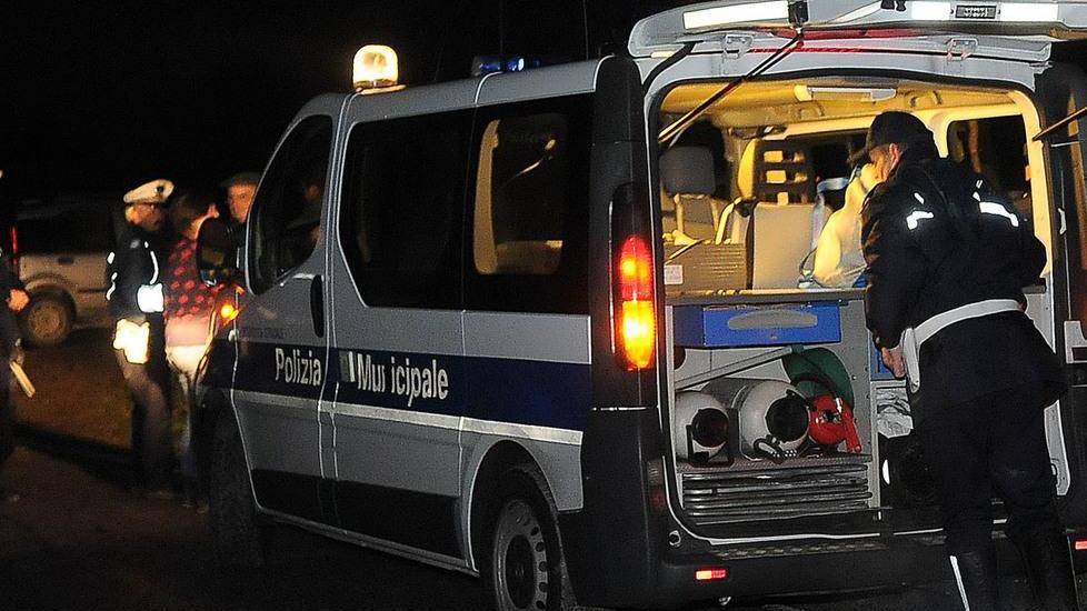 Donna a piedi travolta da un’auto