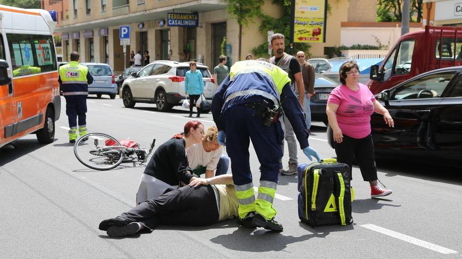 Via Emilia Est, ciclista ferito in incidente