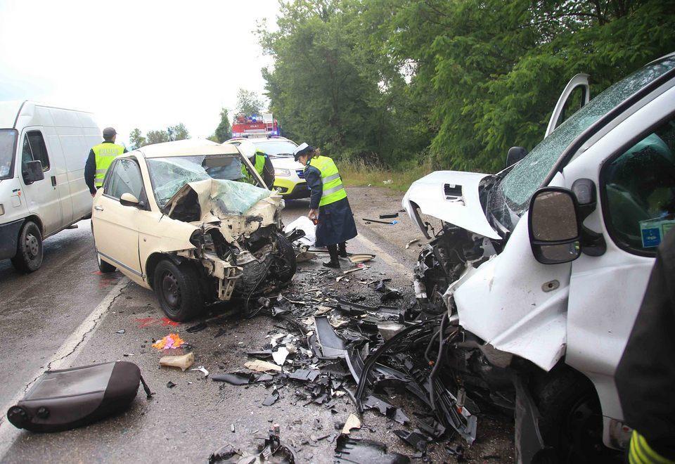 Auto contro furgone, muore un 20enne 
