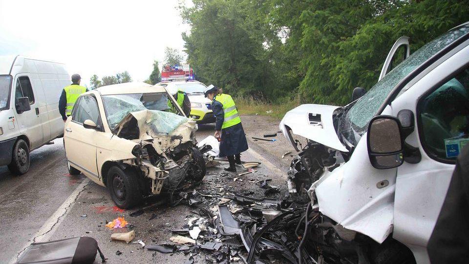 Auto contro furgone, muore un 20enne