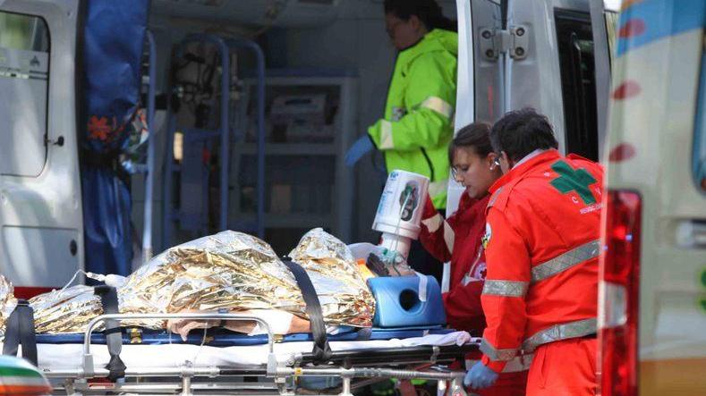 Cade da sette metri, 63enne gravissimo