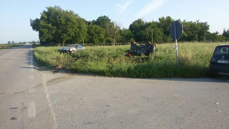 Le due auto distrutte dopo lo scontro