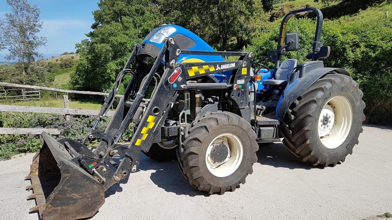 Il trattore ritrovato dai carabinieri in un'azienda agricola a Santu Lussurgiu