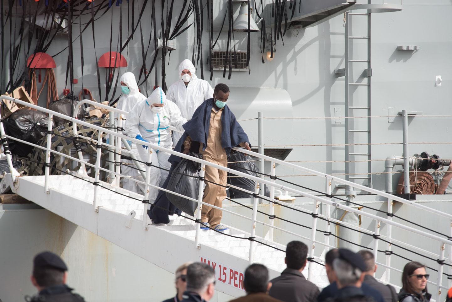 Un migrante scende dalla nave spangola Numancia (foto Mario Rosas)