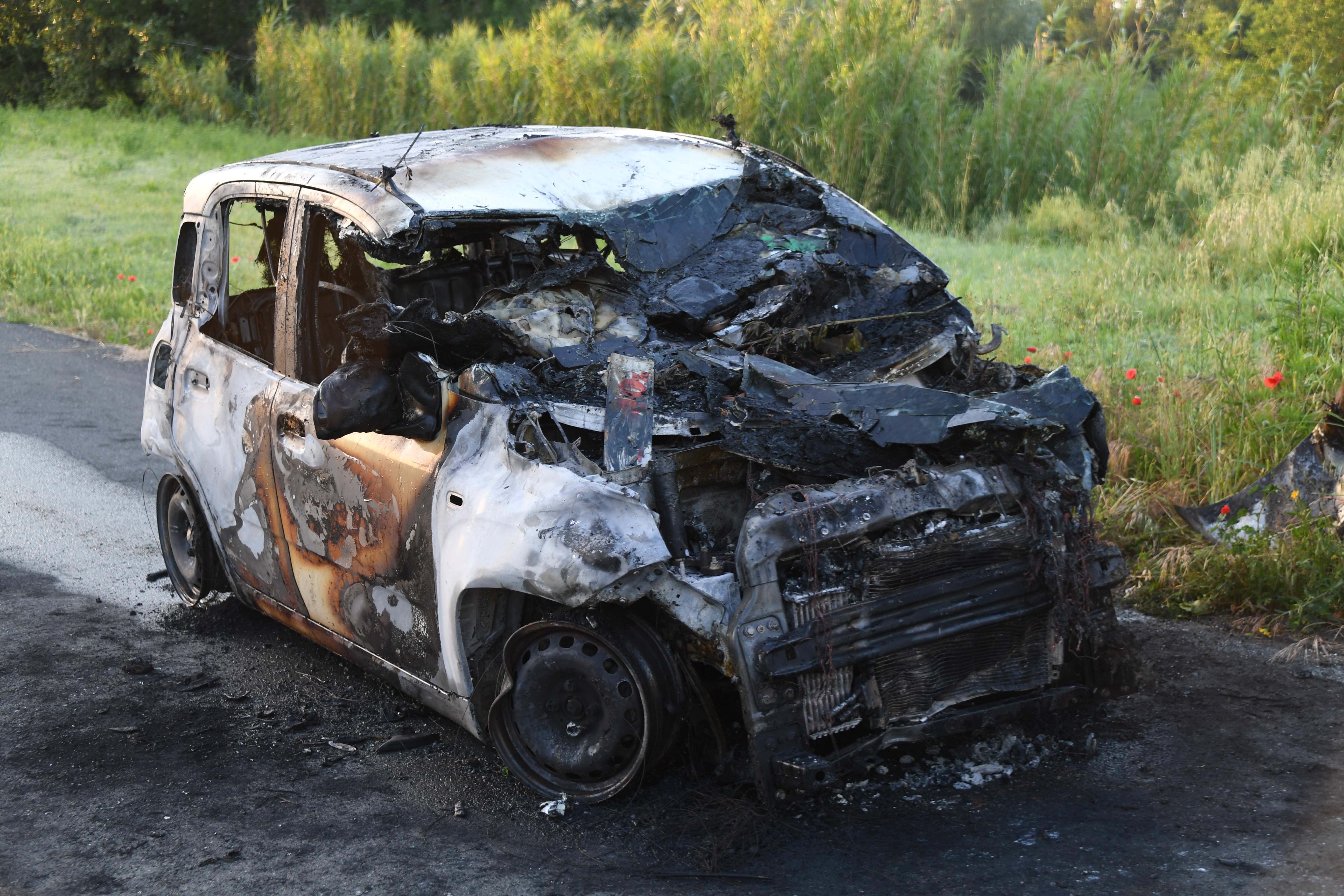 L'auto distrutta (foto Agenzia Sestini)