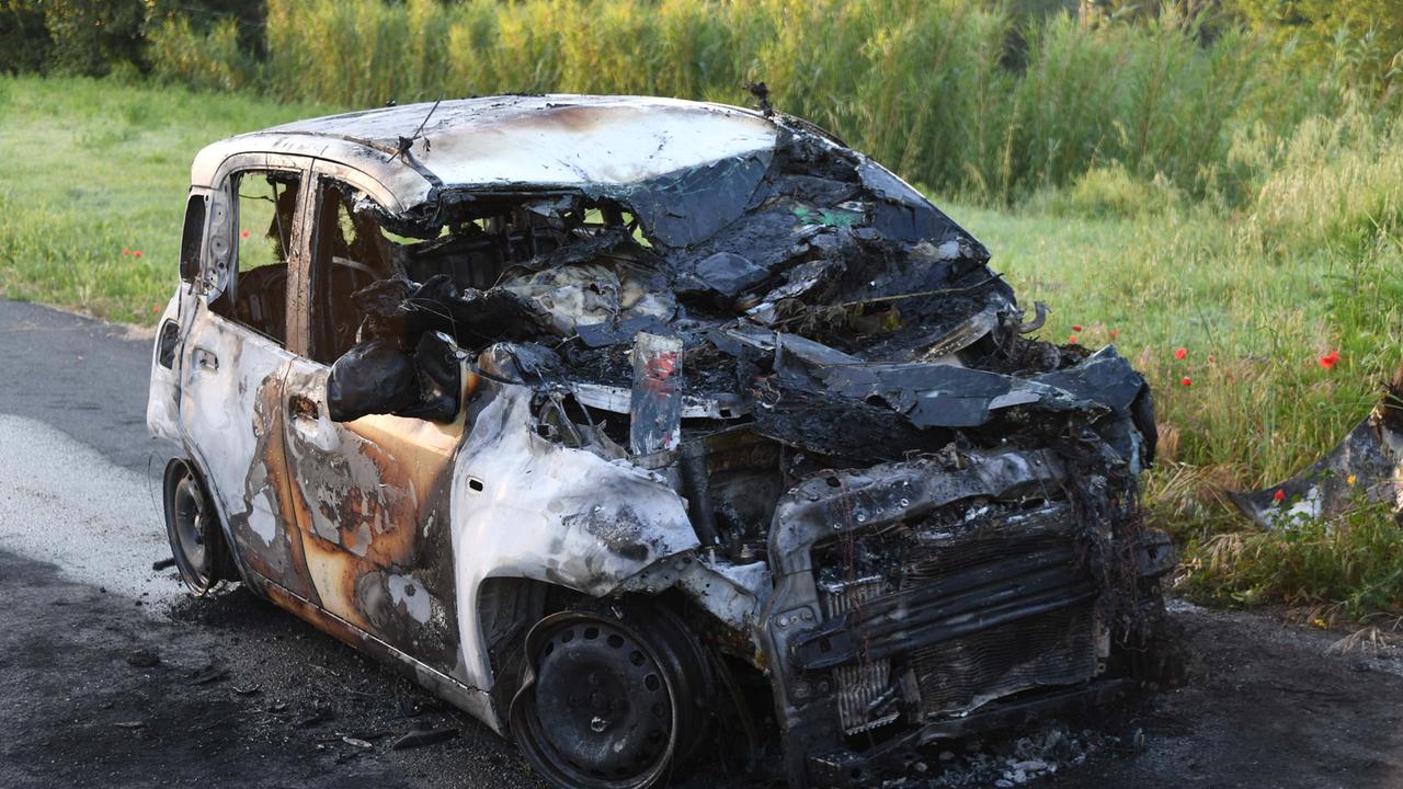 L'auto distrutta (foto Agenzia Sestini)