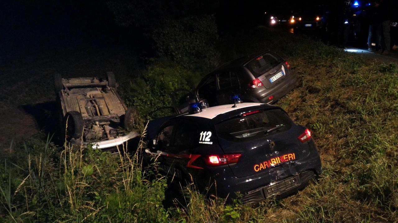 Fuggono al posto di blocco, speronano le auto dei carabinieri ma finiscono in manette