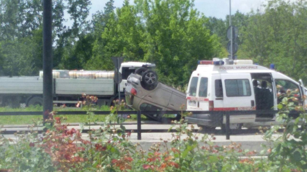 Auto si ribalta a Marlia