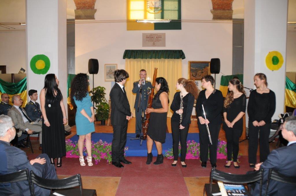 Il comandante provinciale delle fiamme gialle Paolo Borrelli e i giovani musicisti all'evento della Finanza