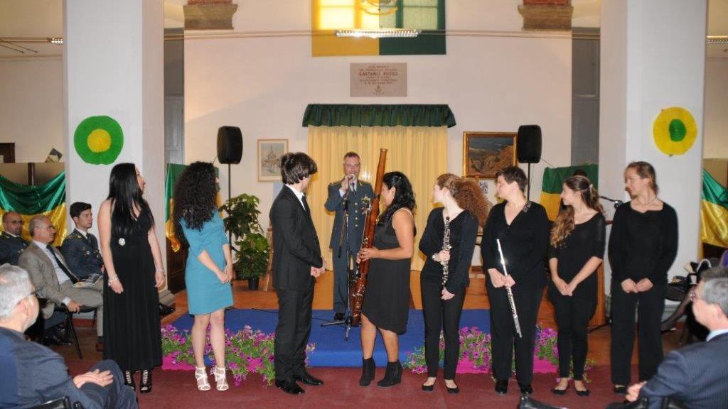 Il comandante provinciale delle fiamme gialle Paolo Borrelli e i giovani musicisti all'evento della Finanza