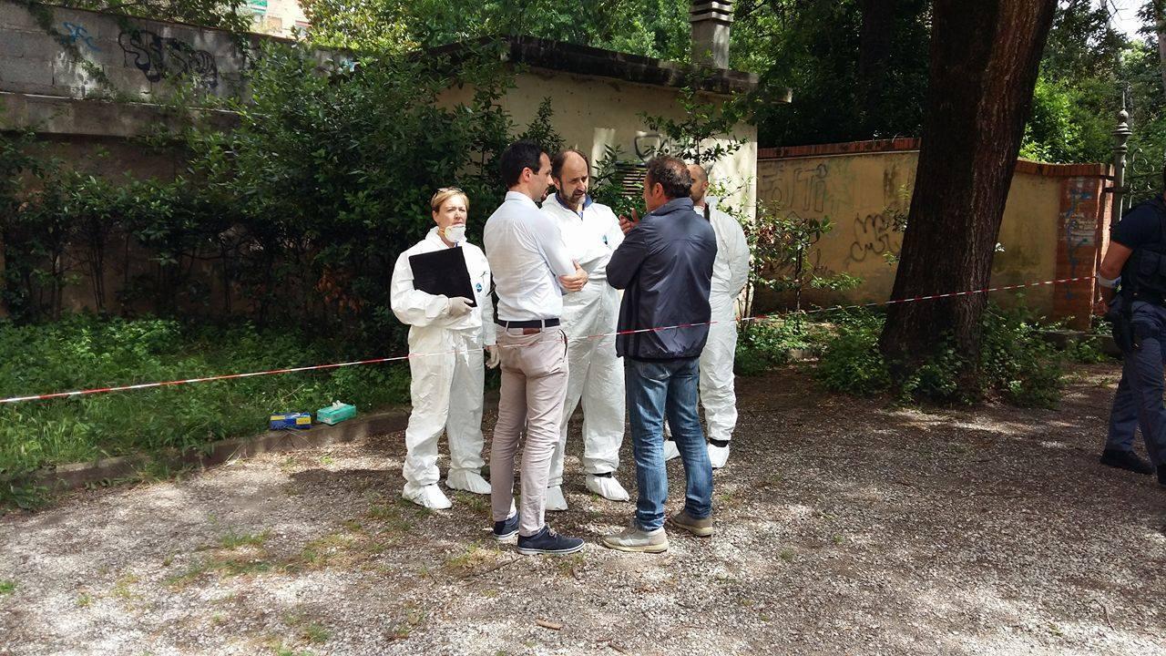 Il medico legale Damiano Marra con la polizia scientifica a Villa Maria