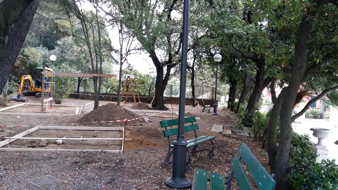 I lavori per realizzare il parco giochi tra il Pasquini e la via Aurelia