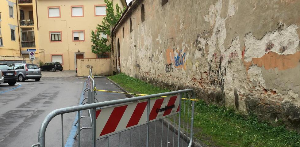 L'area a ridosso del Duomo transennata dai vigili del fuoco (foto Silvi)