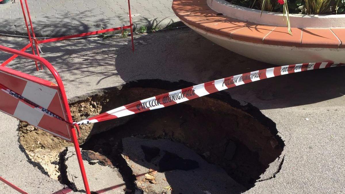 La piccola voragine fra i negozi di Forte dei Marmi