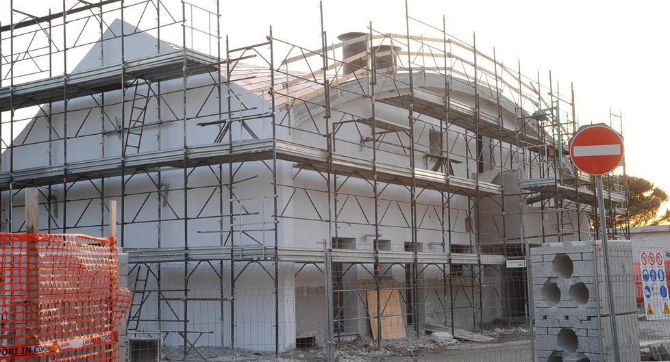 La cucina e centrale termina in costruzione e motivo del processo (Foto Gori)