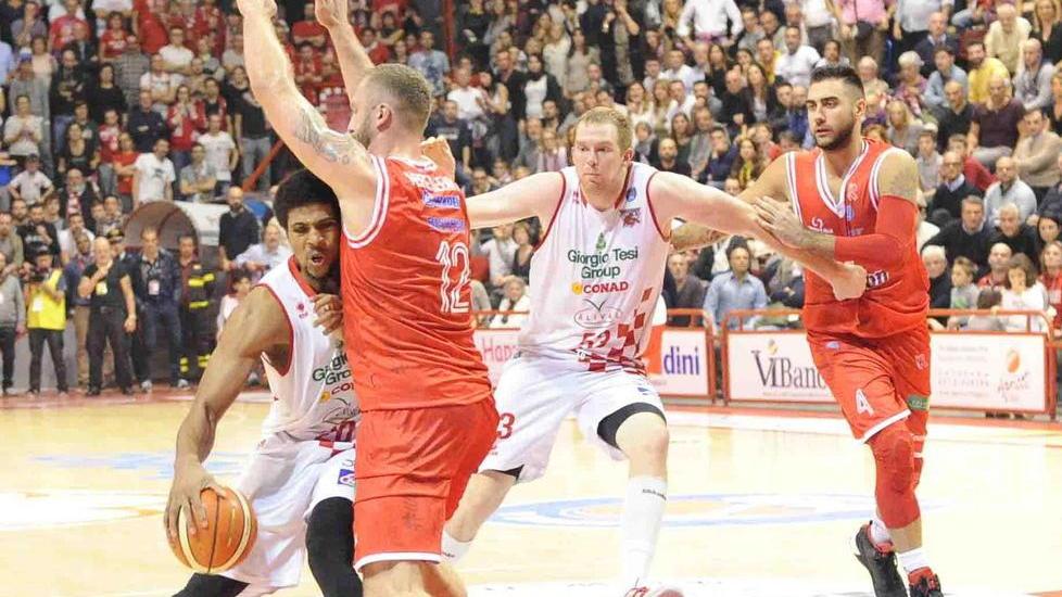 Blackshear in azione sotto la copertura di Kirk (Foto Gori)