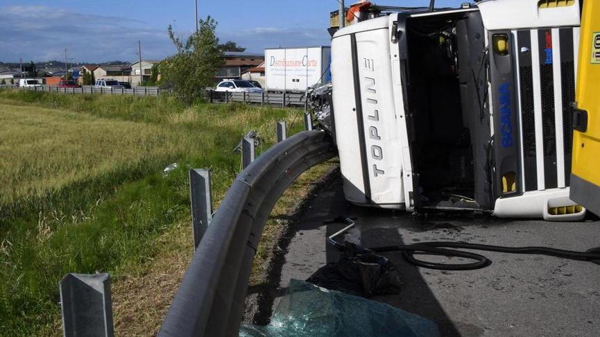 Camion si ribalta, traffico nel caos