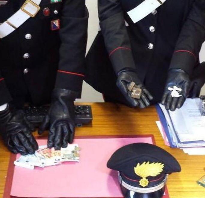 Fermato mentre spaccia: ferisce due carabinieri