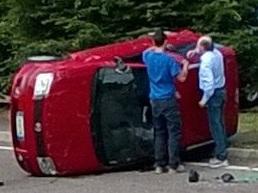 Auto si ribalta, donna all’ospedale 