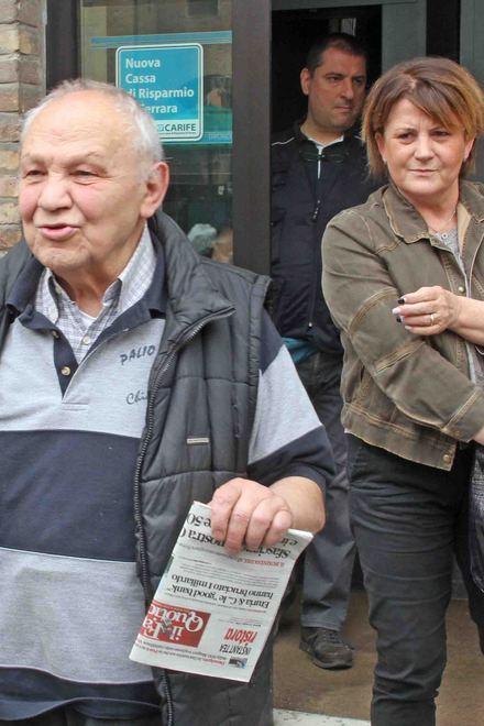 Risparmi azzerati «Carife mi aiuti» Prestito negato, il pensionato va in agenzia con tv e giornali I No al Salva-banche: serve un fondo per i casi più difficili