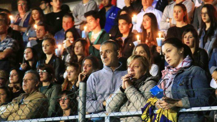 Tutto il paese alla fiaccolata per piangere l’amato Nicolas