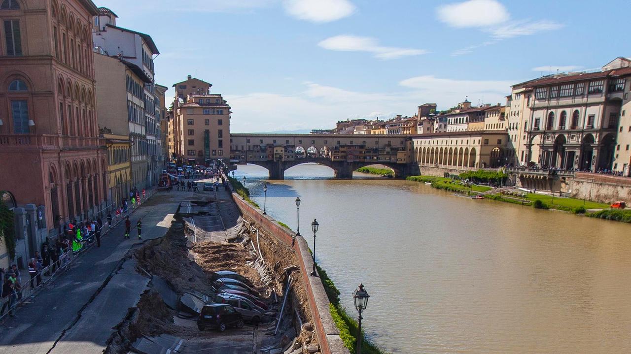 La voragine vista dall'alto (foto Massimo Sestini)