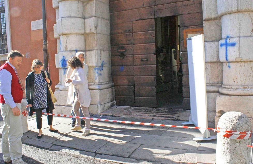 Torna il vandalo-stalker: l’Ariostea chiusa per rogo 