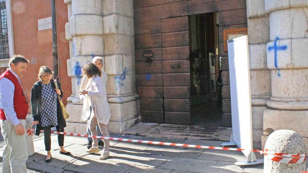 Torna il vandalo-stalker: l’Ariostea chiusa per rogo