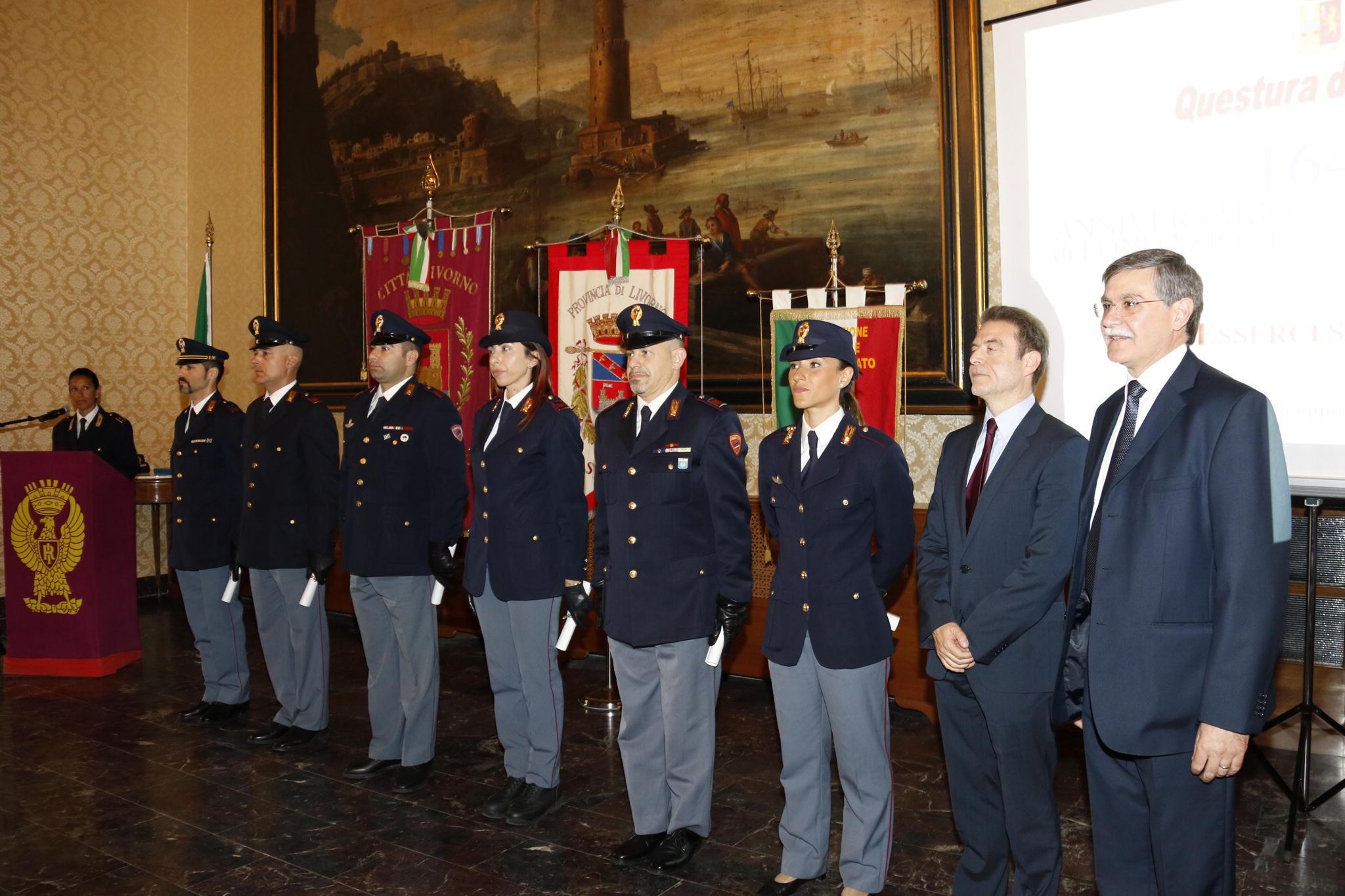 Il questore Orazio D'Anna premia alcuni degli agenti della polizia